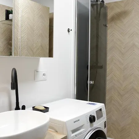 Luxurious, Spacious, Modern Gem. Great Location ! Warszawa