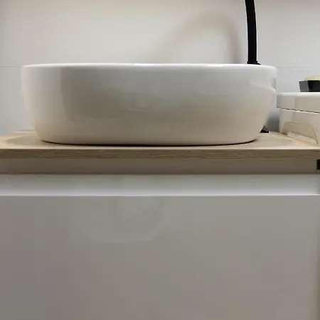 Luxurious, Spacious, Modern Gem. Great Location ! Apartment *