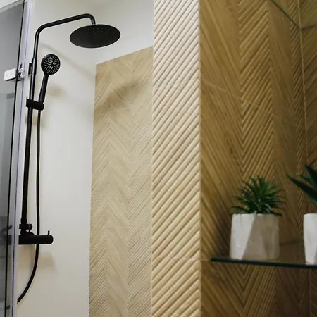 Luxurious, Spacious, Modern Gem. Great Location ! Apartament *