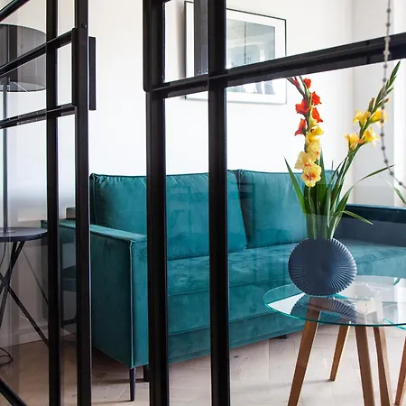 Luxurious, Spacious, Modern Gem. Great Location !