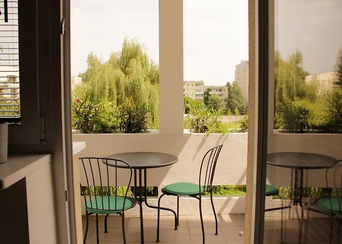 Apartment Luxurious, Spacious, Modern Gem. Great Location !