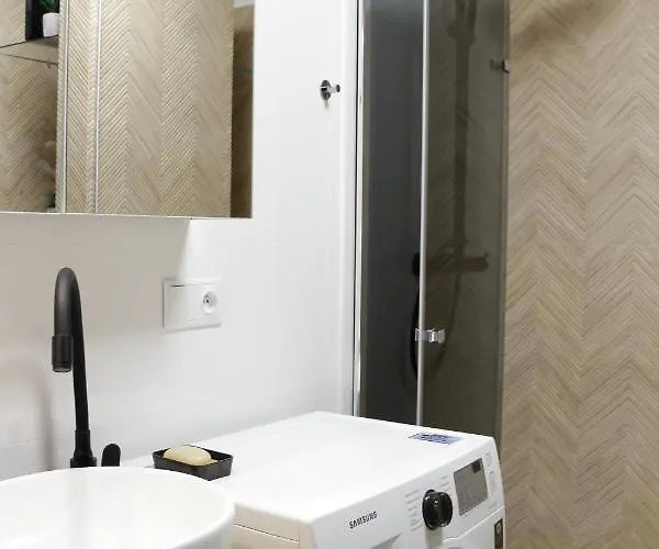 Luxurious, Spacious, Modern Gem. Great Location ! Warschau