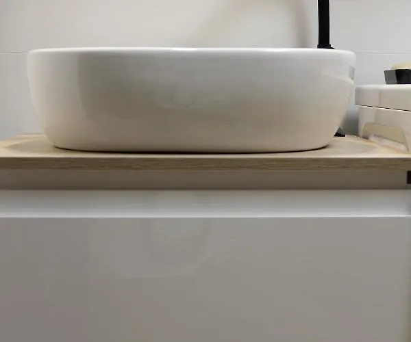 Luxurious, Spacious, Modern Gem. Great Location ! Apartment *