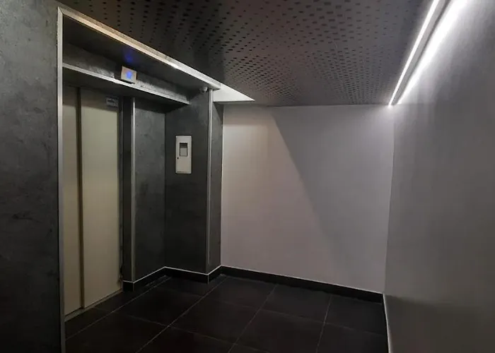 Luxurious, Spacious, Modern Gem. Great Location ! Warschau