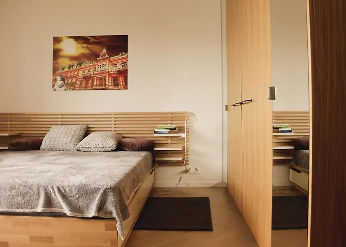 Apartment Luxurious, Spacious, Modern Gem. Great Location ! *