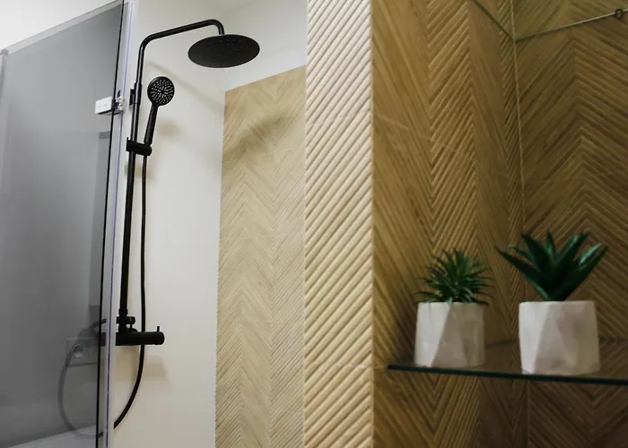 Luxurious, Spacious, Modern Gem. Great Location ! Apartment *