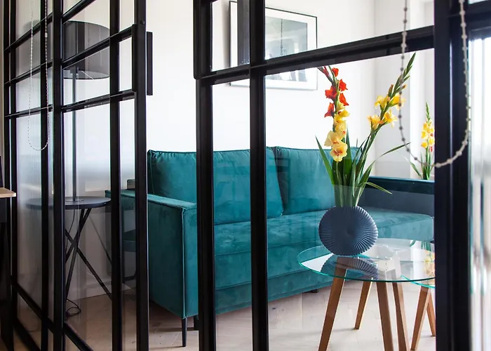 Luxurious, Spacious, Modern Gem. Great Location !