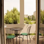 Apartment Luxurious, Spacious, Modern Gem. Great Location !