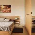 Apartment Luxurious, Spacious, Modern Gem. Great Location ! *