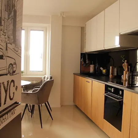 Luxurious, Spacious, Modern Gem. Great Location ! * 바르샤바