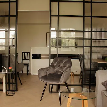 Luxurious, Spacious, Modern Gem. Great Location ! * 바르샤바