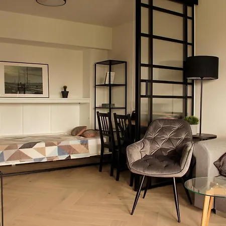 Luxurious, Spacious, Modern Gem. Great Location ! 아파트 바르샤바