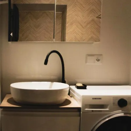 Luxurious, Spacious, Modern Gem. Great Location ! 바르샤바