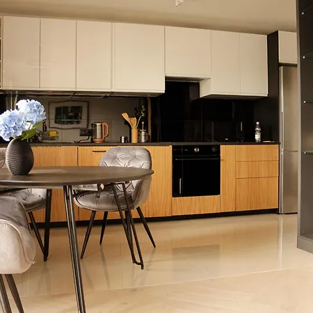 아파트 Luxurious, Spacious, Modern Gem. Great Location !